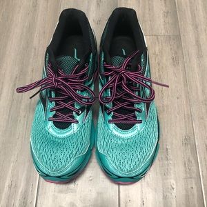 LIKE NEW*** Only Worn once**Mizuno Shoes